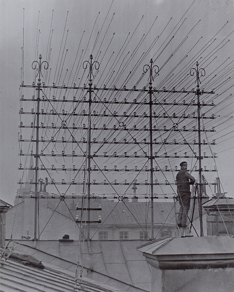 Illustration for article titled Photos from the Days When Thousands of Cables Crowded the Skies